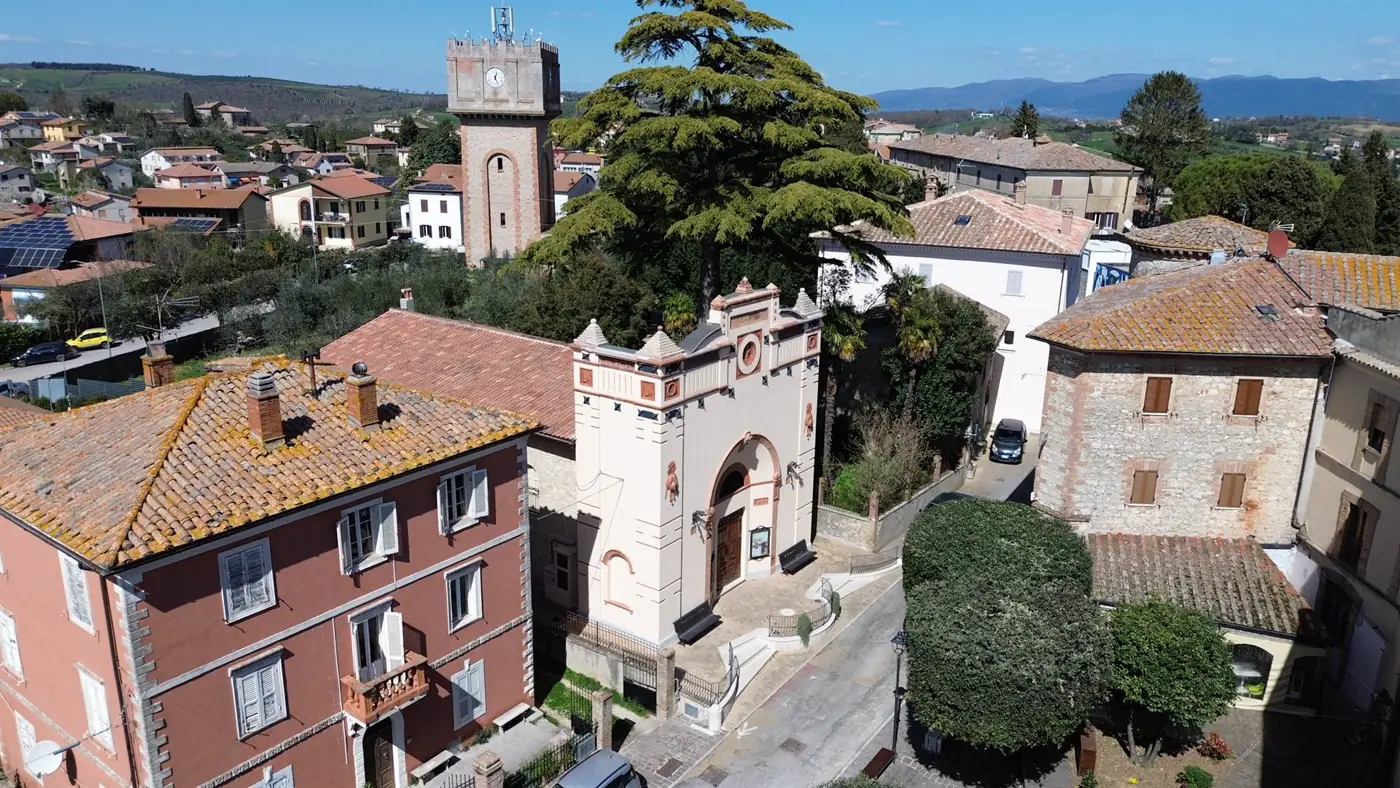 Avigliano Umbro dall'alto: il teatro e la torre dell'orologio