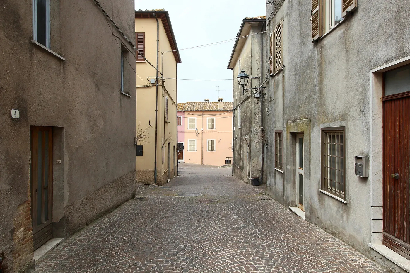 Un vicolo del centro medievale di Castel dell’Aquila