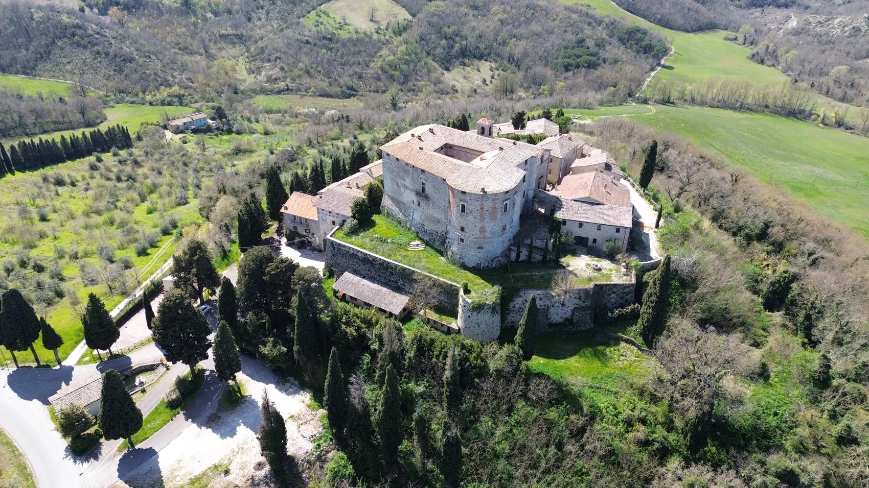 Il castello medievale di Sismano visto dall'alto, tra i cipressi