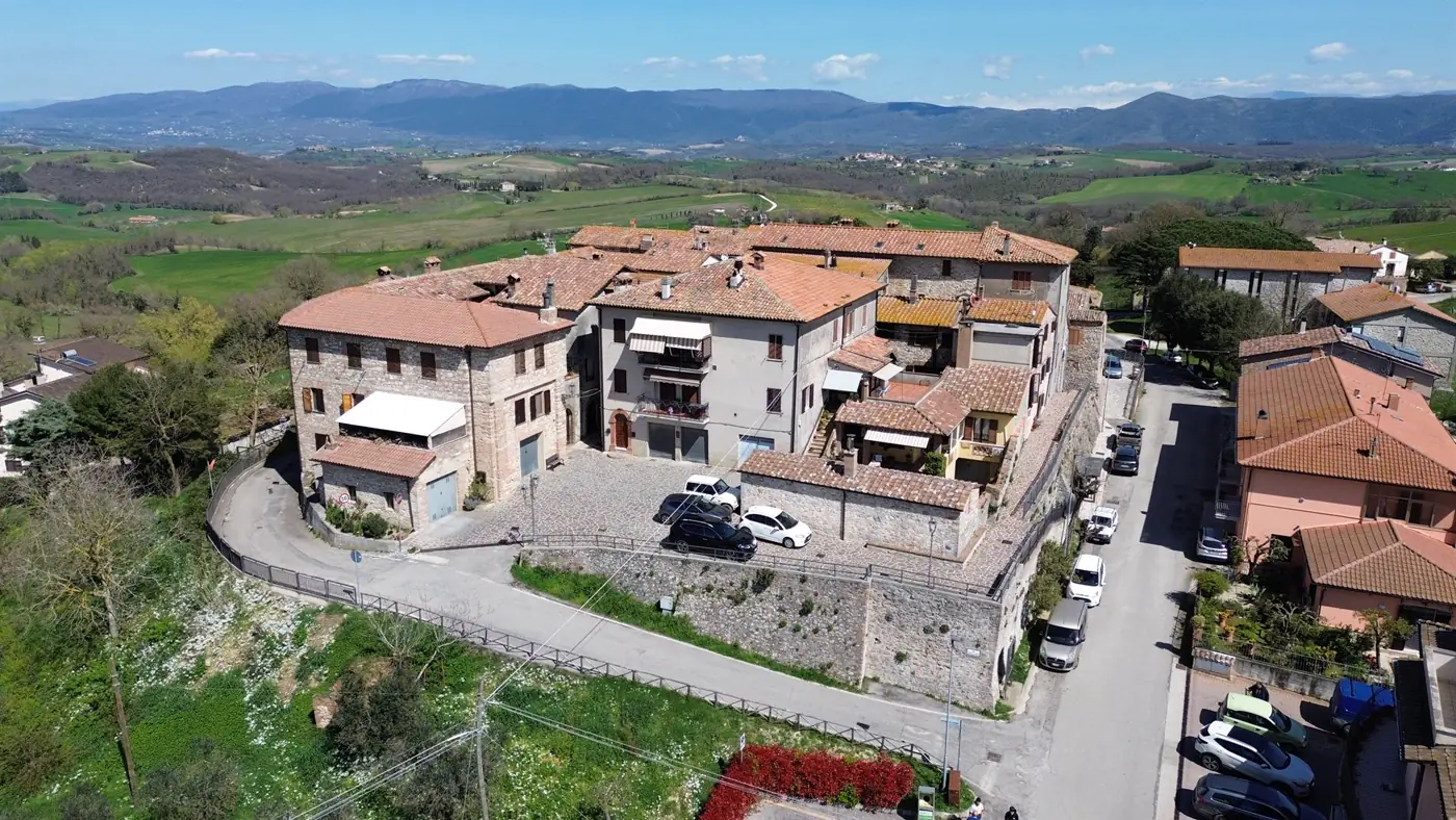 Dunarobba dall&rsquo;alto: i tetti del borgo e le colline verso i Martani