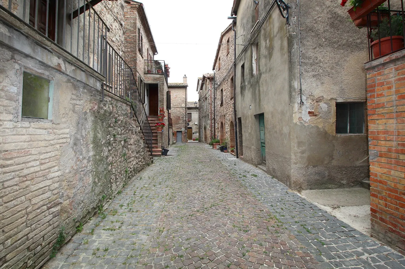 Un vicolo lastricato di Farnetta, tra le case in pietra
