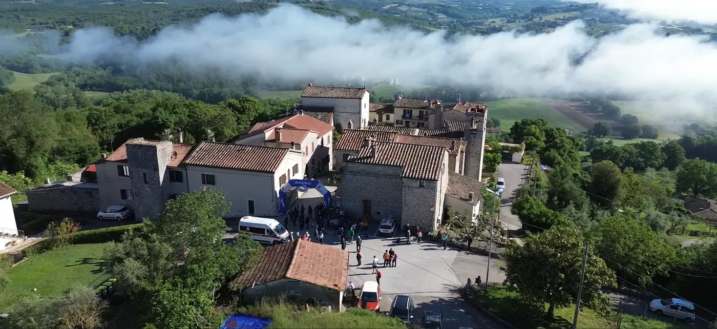 Frattuccia dall’alto, con la nebbia che riempie la valle come un mare