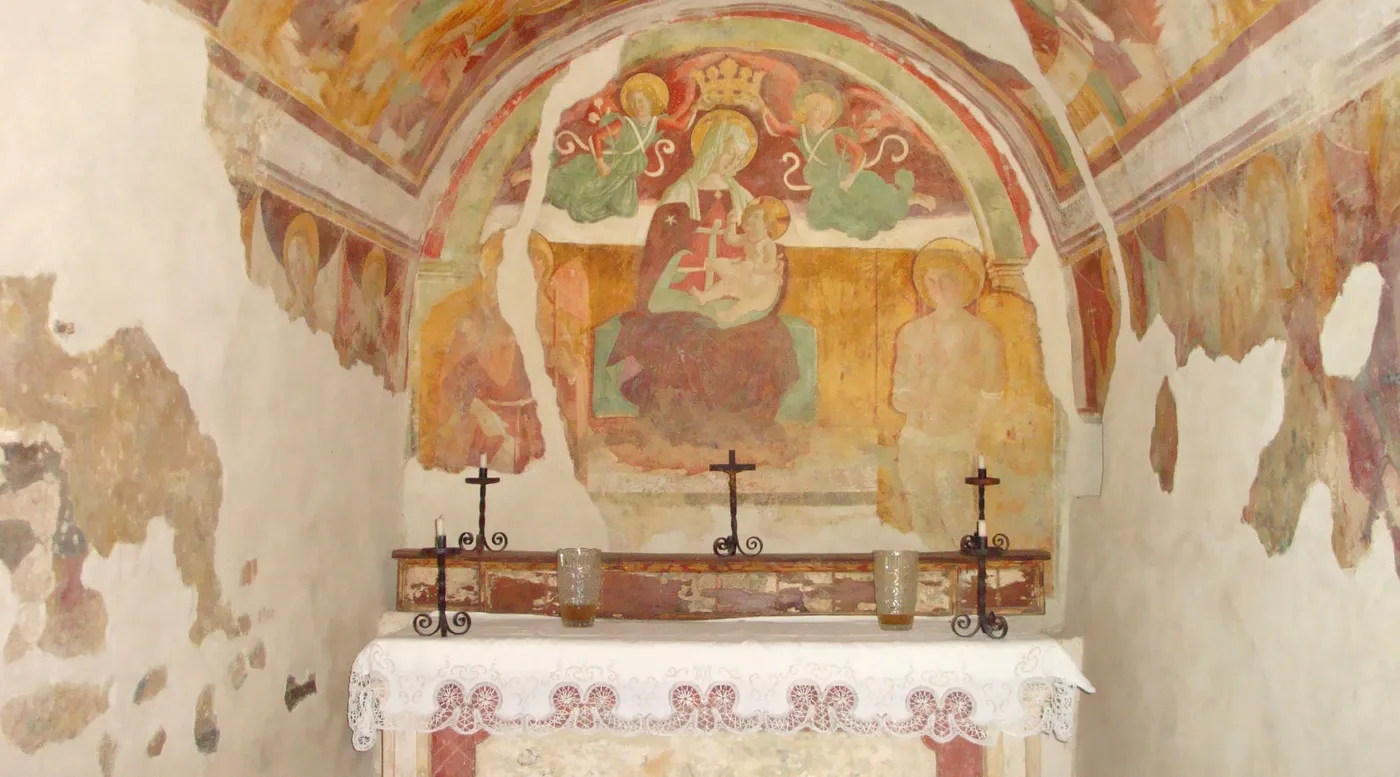 L&rsquo;affresco della Maestà nella chiesa della Santissima Annunziata: la Madonna in trono con il Bambino, fra angeli e santi