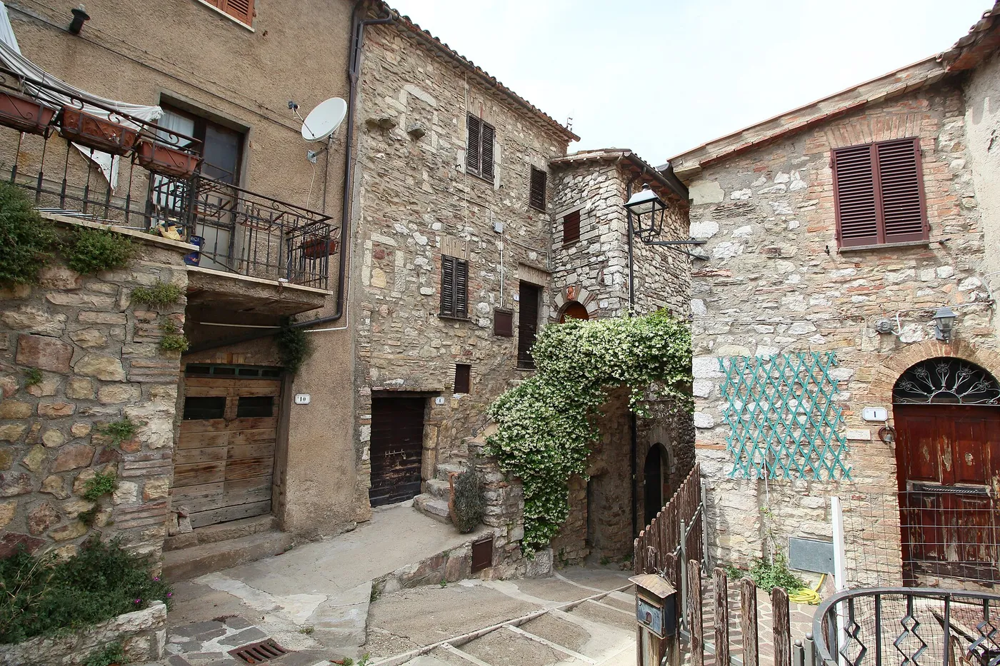 Uno scorcio di Melezzole, con le case disposte in cerchio