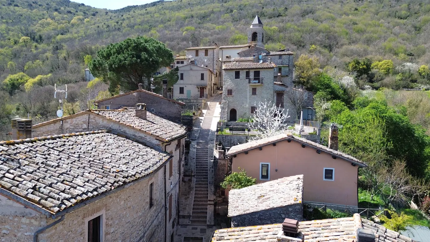 Santa Restituta vista dall'alto: la lunga scalinata che divide in due il borgo, il campanile e i castagneti dei Monti Amerini