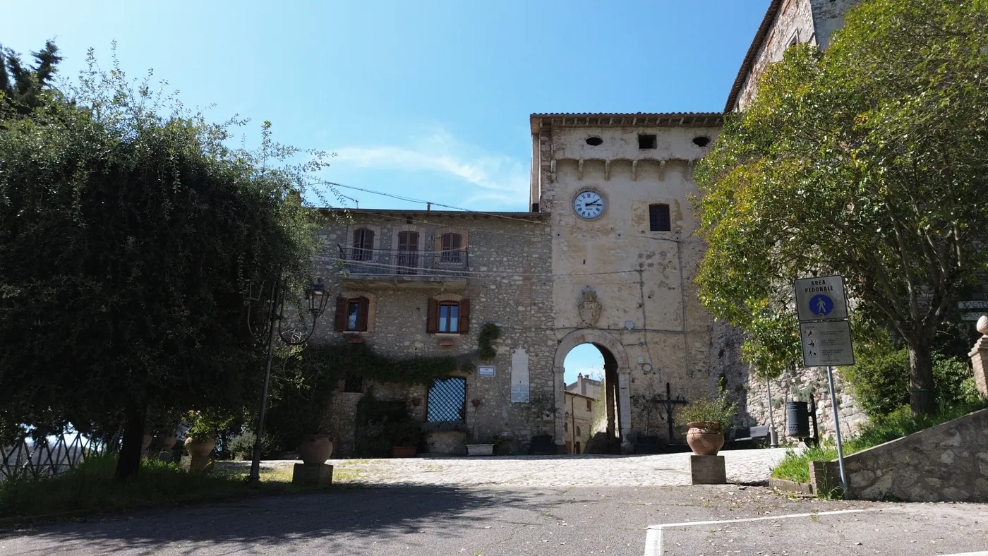 La porta con la torre dell’orologio a Sismano