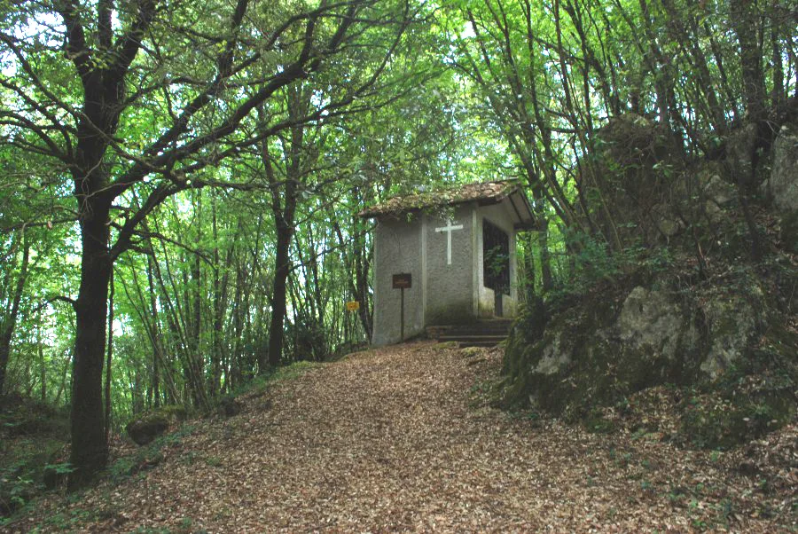 La cappella dello Speco Francescano nel bosco sopra Collicello, alla fine del sentiero coperto di foglie