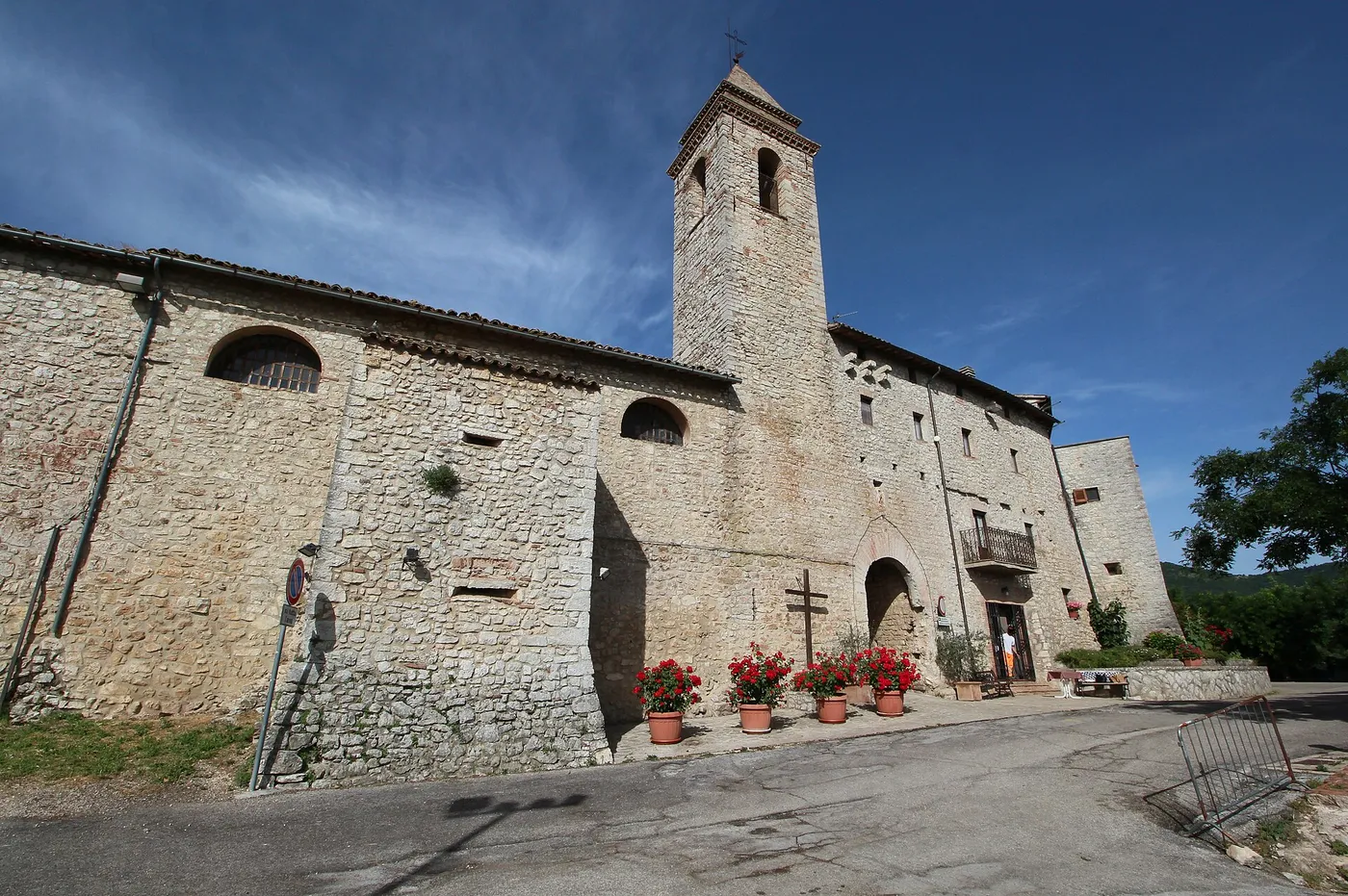 La chiesa di Toscolano con il campanile in pietra